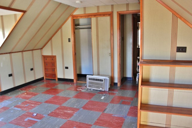 bedroom with bath (1280x853)